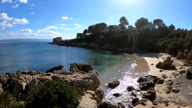 阿尔盖罗海岸的一个小海湾的全景。意大利撒丁岛视频下载