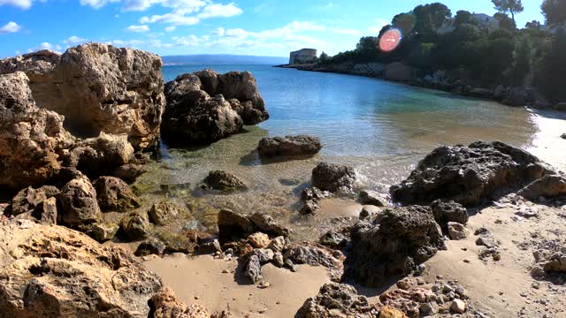 阿尔盖罗海岸的一个小海湾的全景。意大利撒丁岛视频下载