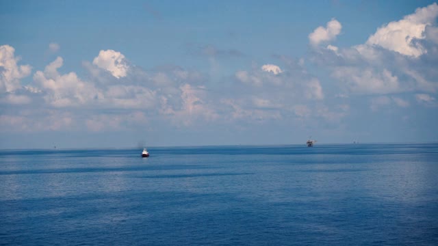 海面上的天空和云与船在地平线和近海平台。视频素材