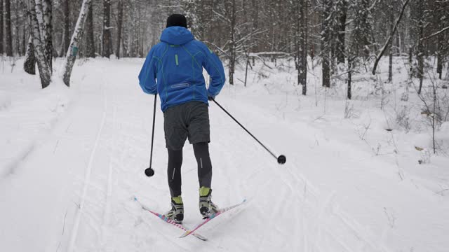 冬季越野滑雪训练。运动员的速度很快视频素材