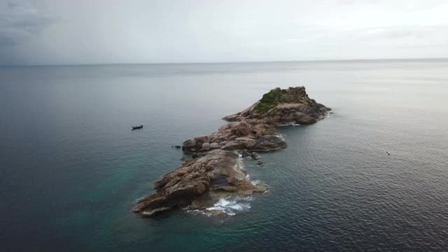 鸟瞰图热带小岛附近的利比岛清澈的海水和美丽的石头，沙顿，泰国。热带旅游概念视频素材