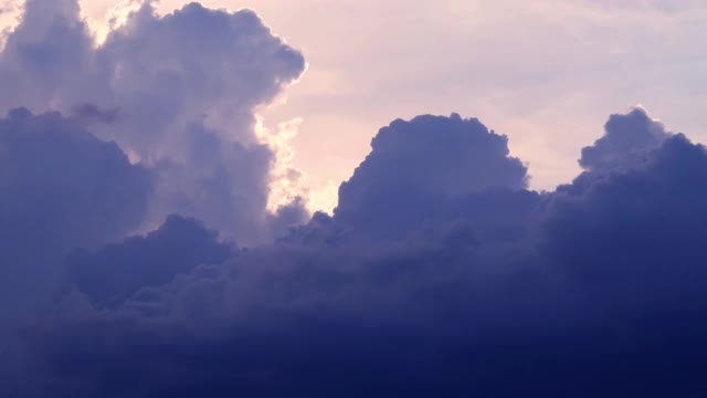 史诗雷雨风暴云与明亮的阳光射线在日落蓝色的天空视频素材