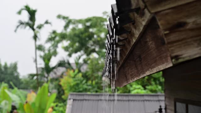 雨水从屋顶流下来视频素材