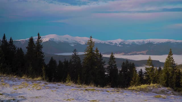 一个背着背包的男人冬天在山里旅行视频素材