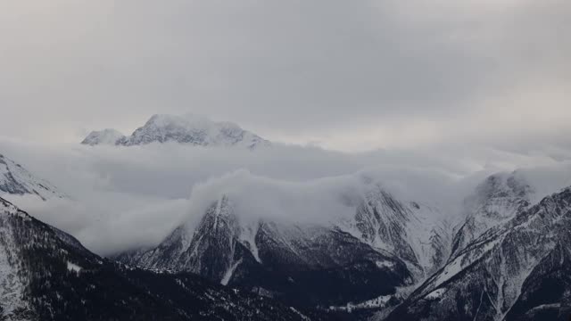 在山上跳舞的云的时间流逝。冬天的山地景观。从Bettmeralp视图。列支竞技场。广州Valais。视频素材