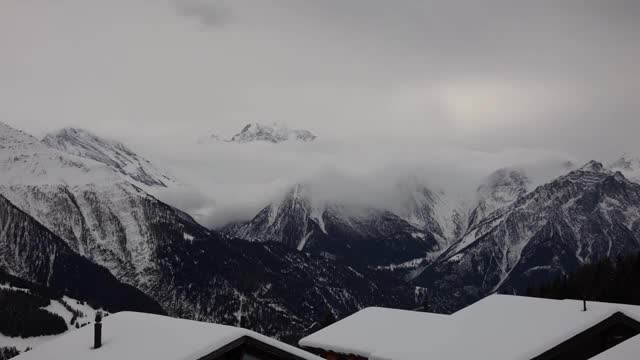 在山上跳舞的云的时间流逝。冬天的山地景观。从Bettmeralp视图。列支竞技场。广州Valais。视频素材