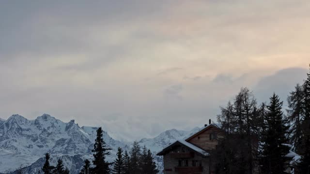 在山上跳舞的云的时间流逝。冬季高山的日落。从Bettmeralp视图。广州Valais。视频下载