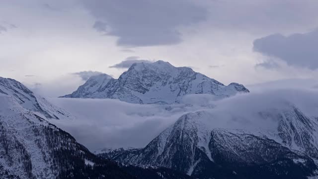 在山上跳舞的云的时间流逝。冬季高山的日落。从Bettmeralp视图。广州Valais。视频下载