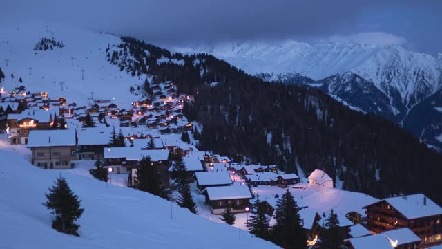 瑞士阿尔卑斯山冬季小镇夜晚的时间流逝。晚上去滑雪胜地。Bettmeralp全景图。列支竞技场。广州Valais。视频素材