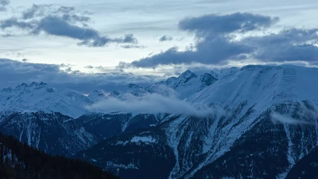 冬季高山中的延时日出。从Bettmeralp视图。广州Valais。视频素材