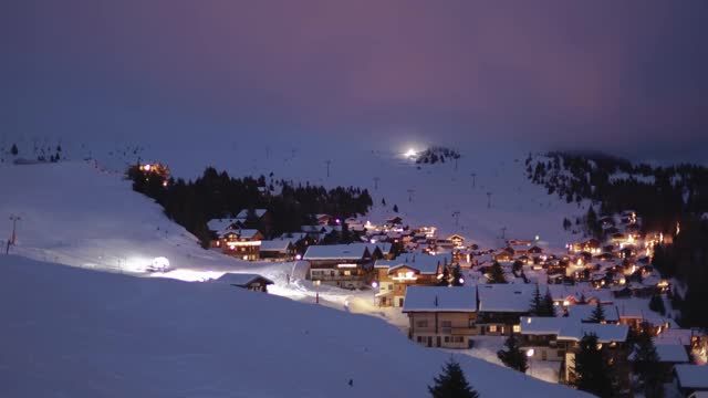 瑞士阿尔卑斯山冬季小镇夜晚的时间流逝。晚上去滑雪胜地。Bettmeralp全景图。列支竞技场。广州Valais。视频素材