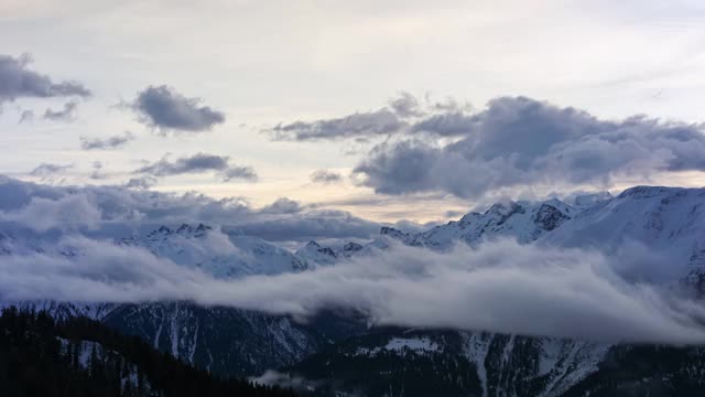 冬季高山中的延时日出。从Bettmeralp视图。广州Valais。视频素材