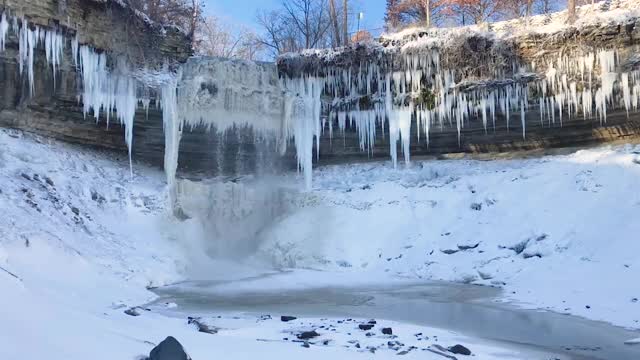 明尼哈哈冬天又雪又冰视频素材