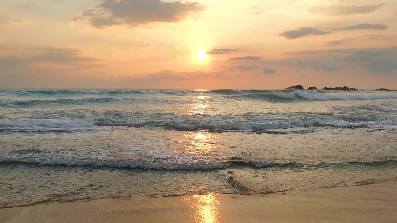 热带海边沙滩上的日落视频素材