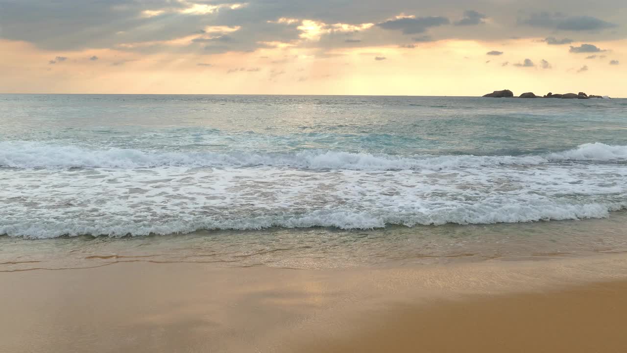 热带海边沙滩上的日落视频素材