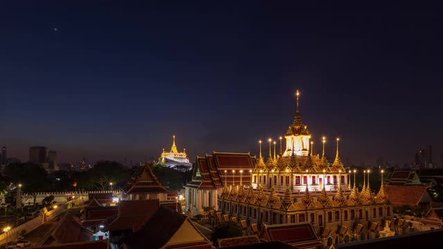 泰国曼谷拉差达汶大道拉差达汶寺(Wat Ratchanatdaram temple)的Loha Prasat或铁城堡修道院(Iron Castle Monastery);从黑夜到白天——时光流逝视频素材