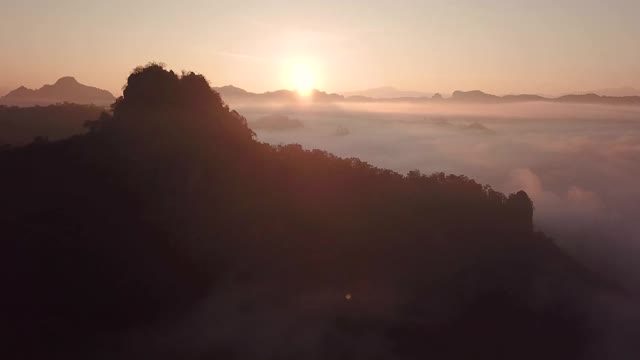 鸟瞰图上的云彩和山与日出视频素材