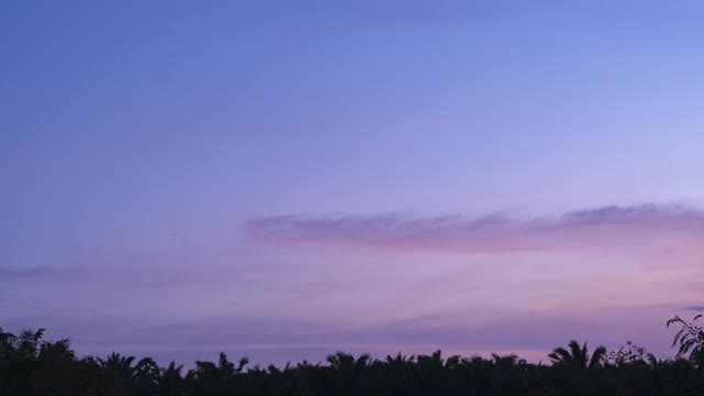 抽象的粉红色云彩，蓝色的天空中移动的日落在长线，颜色的景观背景。4k时光云景色彩斑斓的生物，放松在全景美丽和浪漫的自然屏幕。视频素材