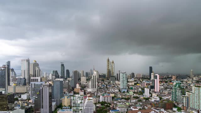 曼谷商业区城市中心的建筑和摩天大楼在雨或暴雨期间-时间流逝视频素材