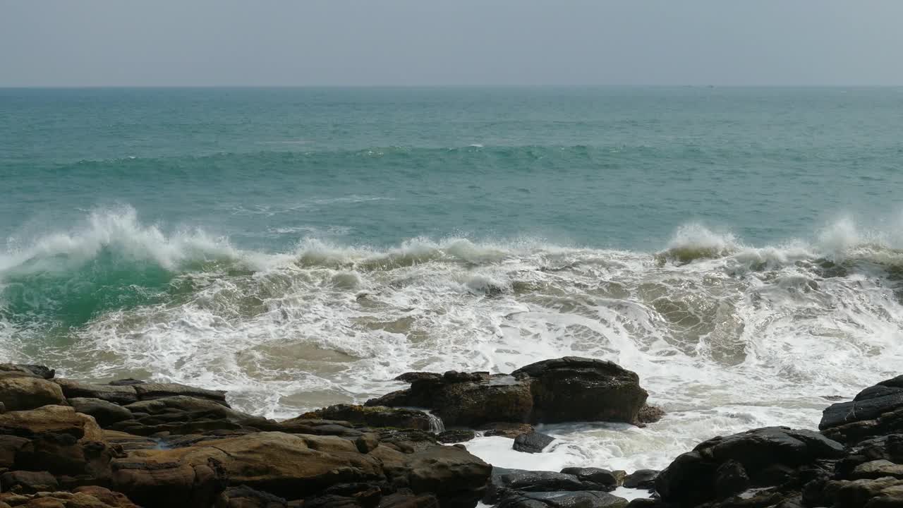 大浪冲击着石滩视频素材