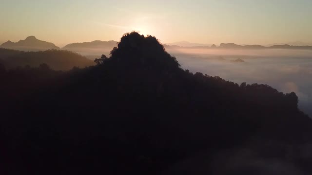 鸟瞰图上的云彩和山与日出视频素材