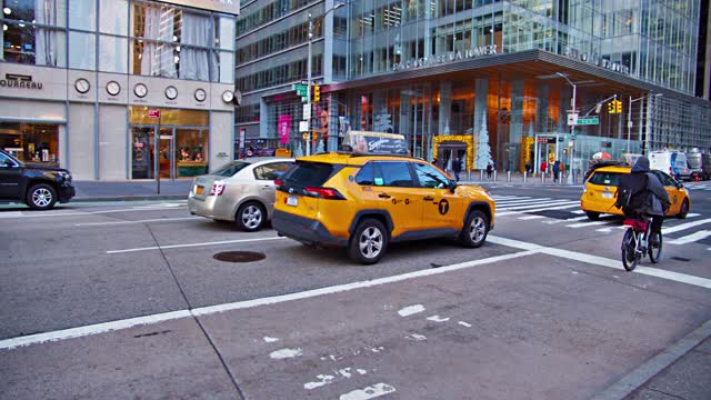 黄色出租车，第六大道。美国银行大楼。视频素材