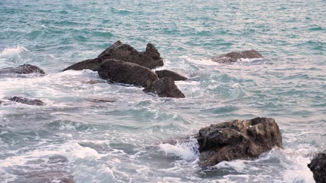 热带海和岩石海滩与波浪破碎视频素材