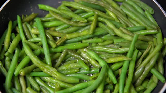 四季豆准备在煎锅里煮。生物青豆。做健康的家常菜视频素材