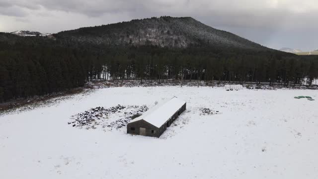 Oreum(寄生火山)和砖仓库的雪景/济州岛，韩国视频素材