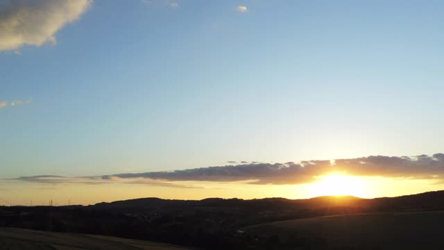 低空向上的架空电线杆，夕阳西下视频素材