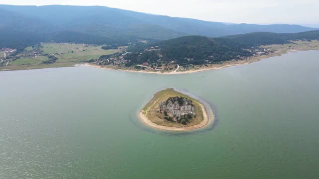 保加利亚帕扎尔日克地区巴塔克水库的岛屿视频素材