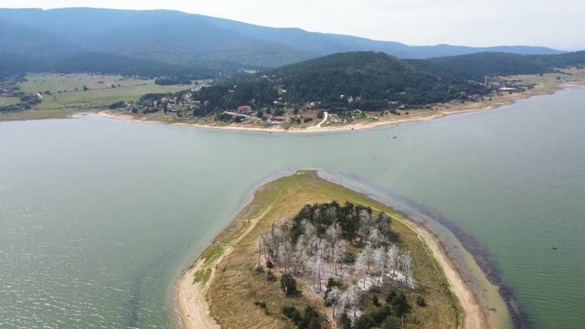 保加利亚帕扎尔日克地区巴塔克水库的岛屿视频素材