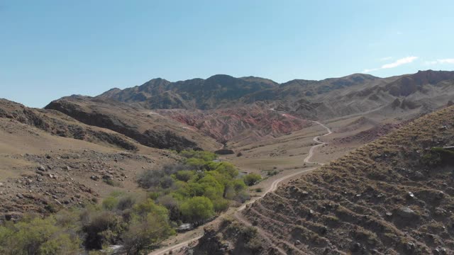 美丽的山峦间风景优美的道路视频素材