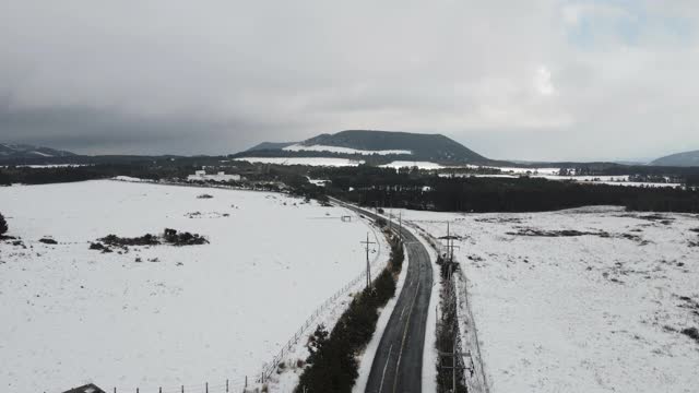 韩国济州岛，白崎Oreum(寄生火山)的雪景和琼白joro路周围的田野视频素材