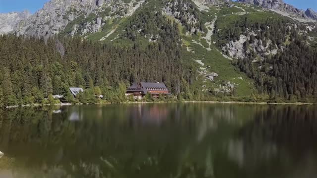 斯洛伐克，高塔特拉斯山脉，Mengusovska山谷和Velke Hincovo pleso(湖)的鸟瞰图视频素材