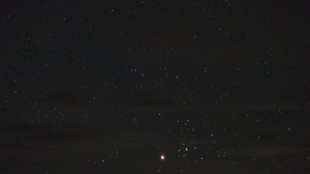 火星在夜空中云间运动的时间间隔视频素材