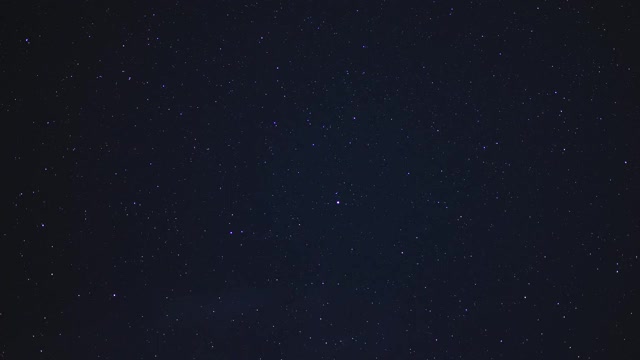 在夜空中随着云层移动的星星的神奇时间间隔视频素材