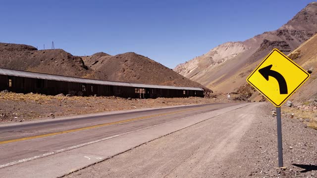 阿根廷安第斯山脉公路上的卡车。视频素材