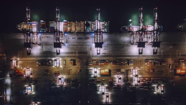 繁忙的工业港口，集装箱船在夜间鸟瞰图视频素材