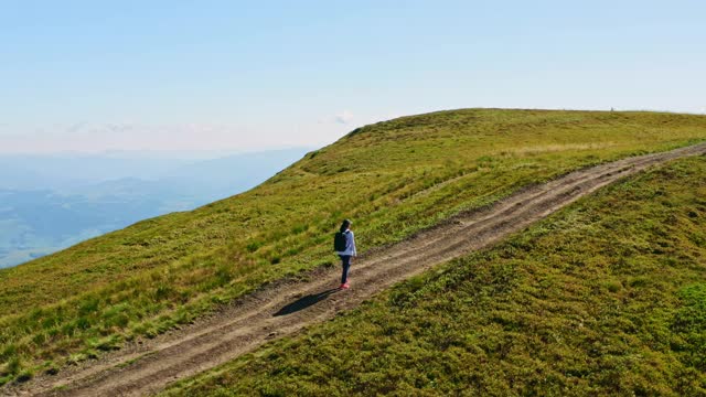 无人机在女徒步旅行者上空飞行视频素材