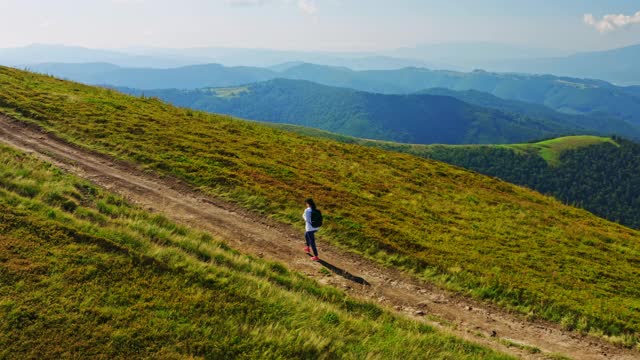 无人机在女性徒步旅行者上空飞行视频素材