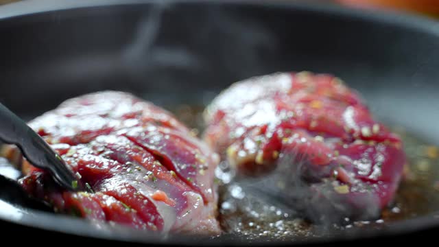 生鸭肉是在平底锅里煮的。视频素材