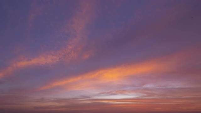 日落天空的时间流逝。抽象的自然背景。在黄昏的时候，戏剧性的蓝色和橙色的彩云。视频素材