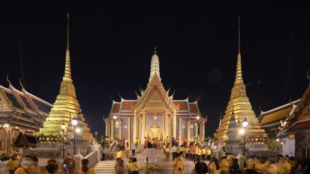 泰国曼谷翡翠佛寺金塔的时间流逝。佛寺和大皇宫在旧城，城市。佛教寺庙，泰国建筑。一个旅游景点视频素材