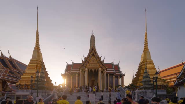 泰国曼谷翡翠佛寺金塔的时间流逝。佛寺和大皇宫在旧城，城市。佛教寺庙，泰国建筑。一个旅游景点视频素材