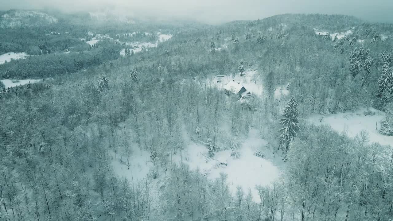 冬天，在偏远地区的房子上空飞行视频素材