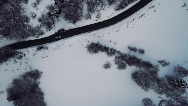 从高角度观察一辆在乡村公路上行驶的汽车视频素材