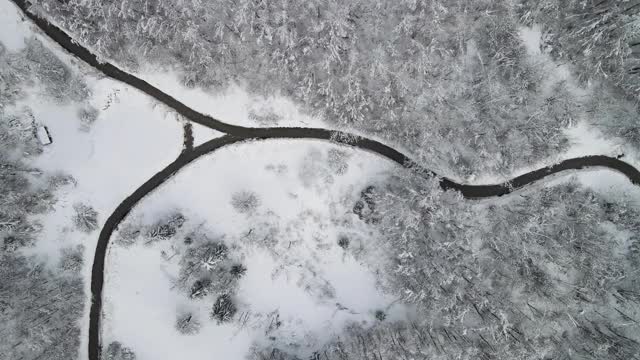 从上往下看冬天的乡村公路视频素材