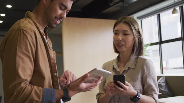 亚洲女商人在现代办公室里使用数字平板电脑视频素材