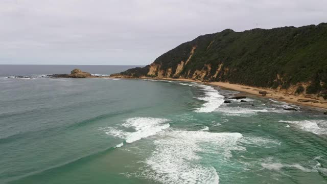 鸟瞰图一个纯净的海湾的水视频素材